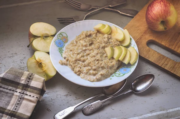 Frühstück mit Haferbrei und Äpfeln — Stockfoto