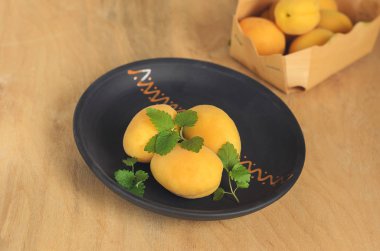 Bir seramik tabak olgun kayısı