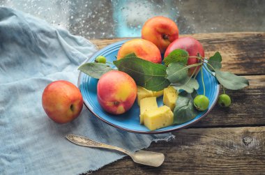 Şeftalilerin mavi seramik tabak