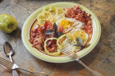 Omlet pastırma ve yeşil fesleğen ile doyurucu bir kahvaltı