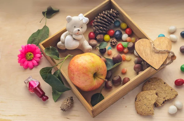 Manzana madura en una caja de madera y bolsas de regalo — Foto de Stock