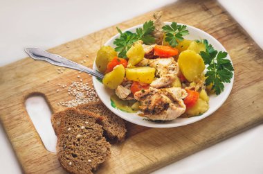 Ahşap arka plan üzerinde taze sebze güveç