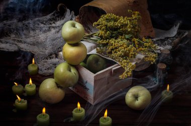 Mum yakarak çevrili Halloween yeşil elma