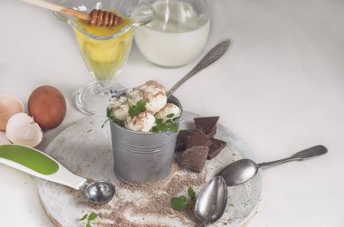 Dondurma ve çikolata gelen ev yapımı tatlı hazırlanması