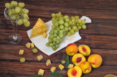 peynir ve üzüm meyve