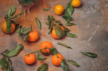 eski bir ahşap zemin üzerine yaprakları ile taze mandalina kümesi