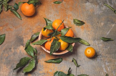 Bambu kupa yaprakları ile taze mandalina