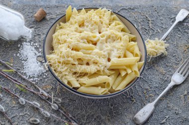 yemekler makarna peynir yakın çekimler bir seramik tabak içinde serpilir