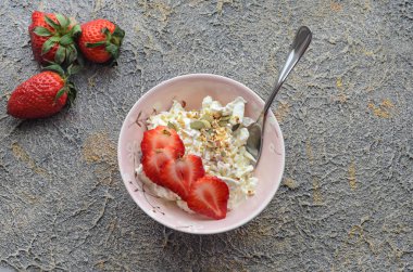 Kahvaltı rustik süzme peynir ve taze çilek