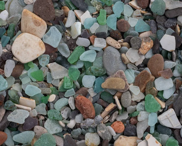 Fond de galets de mer avec la couleur du verre multicolore — Photo