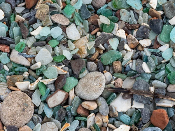 Fond coloré de cailloux de mer et coloré avec des morceaux colorés de verre — Photo