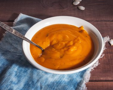 Masada kabak tohumlu kabak püresi çorbası.