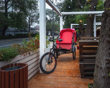 Şehir manzarası, sokak kafesi bölgesiyle sandalyeye çarpıyor.