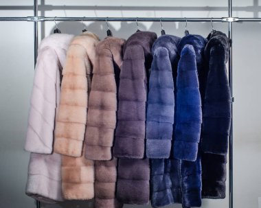 Koridorun askısında, aydınlıktan karanlığa vizon kürk çeşitleri.