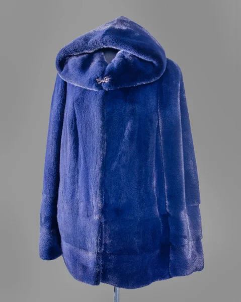 Casaco de peles curto, avtoledi, azul brilhante com um capuz, as mangas decoram-se com tiras longitudinais da pele. Quadro vertical — Fotografia de Stock