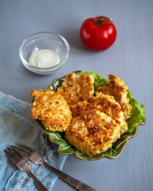 Hafif diyet tavuk pirzolası ve yeşil seramik salata kasesinde marul.