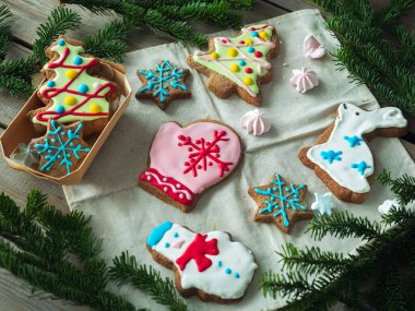 Yeni yıl temasında ladin dallarıyla süslenmiş boyanmış zencefilli çörekler.