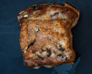 Aromatik baharatlarla pişirilmiş ev yapımı domuz jambonu, bir tepside servis edilir.