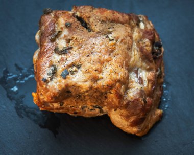 Önceden alınmış domuz jambonu, fırında fileto tahtada yatıyor.