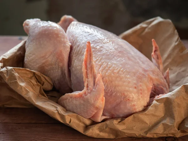 Rauw Kippenkarkas Een Ambachtelijke Zak Ligt Een Houten Rustieke Tafel — Stockfoto