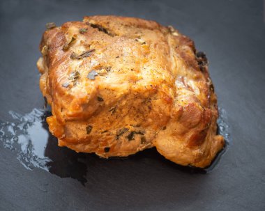 Ev yapımı domuz eti, aromalı otlar ve sarımsak.