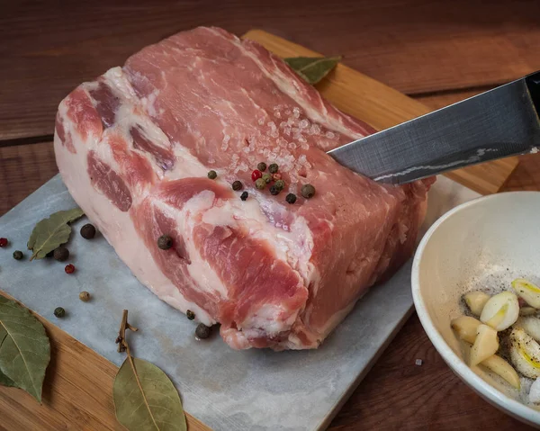 고기를 준비하는 과정에서 돼지고기 양념을 요리용 — 스톡 사진