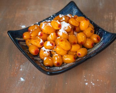 Hafif bir öğle yemeği için seramik kare tabakta dondurulmuş meyveler.