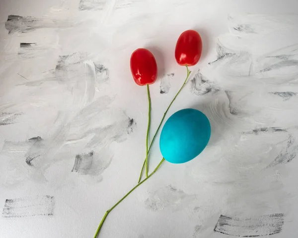 Tarjeta Pascua Con Huevo Azul Tomates Cherry Sobre Fondo Papel — Foto de Stock