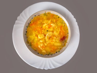 Çorba, tavuk suyuna çorba. Derin bir tabakta, beyaz bir tabakta. Manzaranın üstünden çerçeveli.