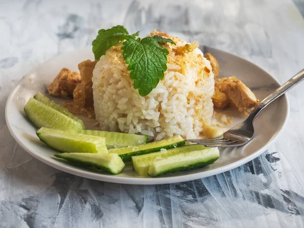 Ρύζι Κρέας Και Λαχανικά Γκρι Κεραμικό Πιάτο Ασπρόμαυρη Χαρτοπετσέτα — Φωτογραφία Αρχείου