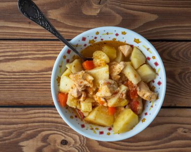 Tavuklu haşlanmış patates, havuç ve baharat.