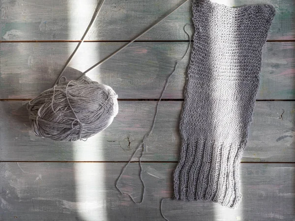 グレーのニットパターンと綿糸のボール、編み物用の編み針 — ストック写真
