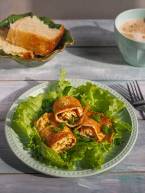 Çırpılmış yumurta, salata ve ekmek ile ev yapımı kahvaltı..