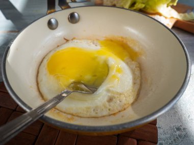 Yakın planda bir yumurtanın hızlı kahvaltısı.