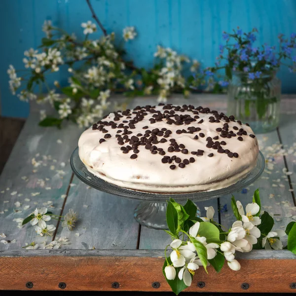 Hausgemachter Kuchen Mit Saurer Sahne Dekoriert Mit Schokoladentropfen Auf Einem — Stockfoto