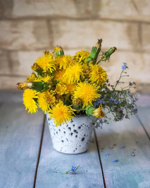 Blumenstrauß Aus Gelben Löwenzahn Einer Blechdose Auf Einem Holztisch Rustikaler — Stockfoto