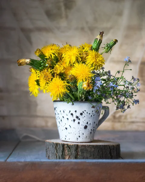 Ein Kleiner Strauß Wilder Frühlingsblumen Gelber Löwenzahn Und Vergissmeinnicht — Stockfoto