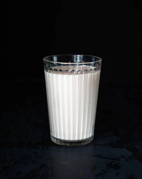 Glas Mit Milch Auf Schwarzem Hintergrund Vertikale Nahaufnahme — Stockfoto