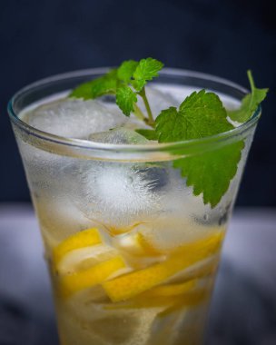 Buzlu meyve suyu ve cam kadehte bir tutam nane şekeri.