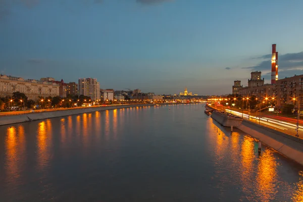 View on the Moscow river, Berezhkovskaya and Savvinskaya embankments in the evening, summer urban cityscape — Stock Photo, Image