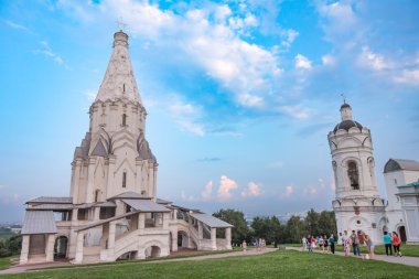 Kilise ve Kolomenskoye çan kulesinde fantastik gökyüzüne yaz günü arka plan üzerinde