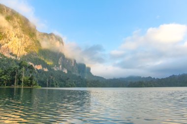 Sabah sis göl Cheow Lan, Tayland tarafından ormanlık cliffs Tarih