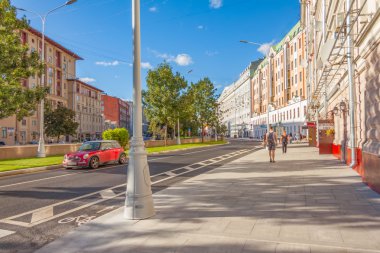 Yaz, Moskova merkezinde, cityscape Nikitsky Bulvarı. Açık kapı kitabe 