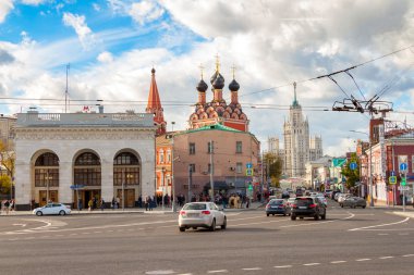Taganskaya Meydanı, Bina metro, Aziz Nikolaos Kilisesi ve stalinist gökdelen, canlı trafik, Moskova kentsel cityscape