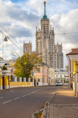 Moskova, Goncharnaya sokak sonbahar, stalinist gökdelen görünümünde merkezinde