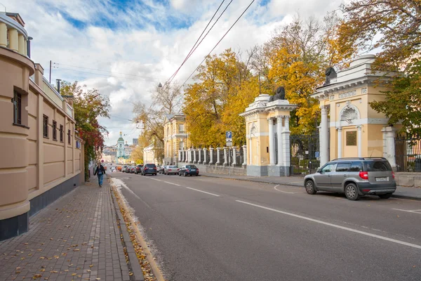 Calle Yauzskaya en otoño, la puerta principal del hospital No. 23, viejo centro de Moscú — Foto de Stock