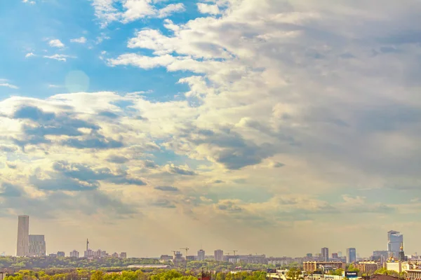 Panorama Moscovo vista do convés de observação no verão, vorobyovy gory, céu nublado — Fotografia de Stock