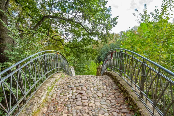 Puente de piedra decorativo en otoño Parque Kuzminki, Moscú — Foto de Stock