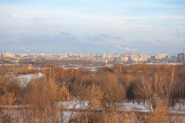Вид на спальные районы Москвы, зимний день, город — стоковое фото