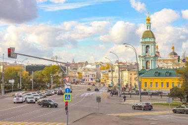 Sonbahar, bellfry görünüm, Moskova eski merkezinde, cityscape Yauzskaya meydanda